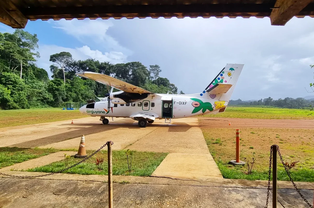 photo d'un avion dans la jungle Guyanaise