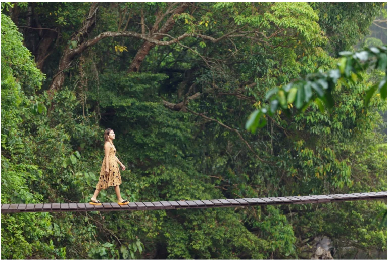 femme sur un pont en Amazonie en Guyane