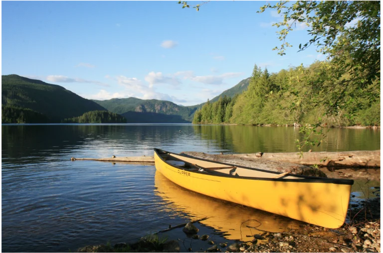 photo d(une pirogue pour naviguer sur le maroni