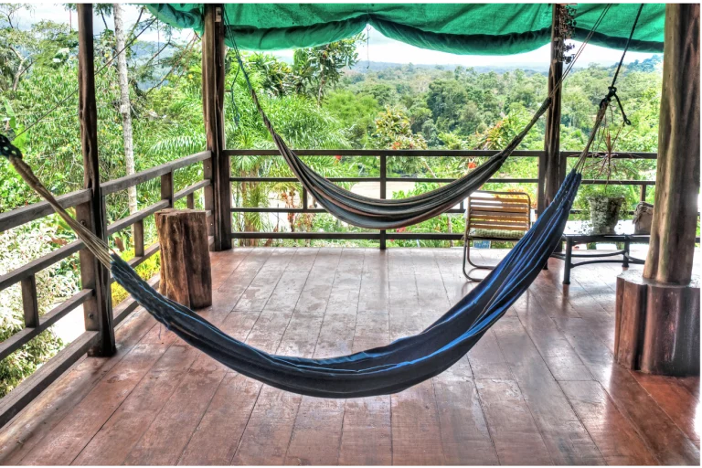 hamacs dans un carbet en Guyane